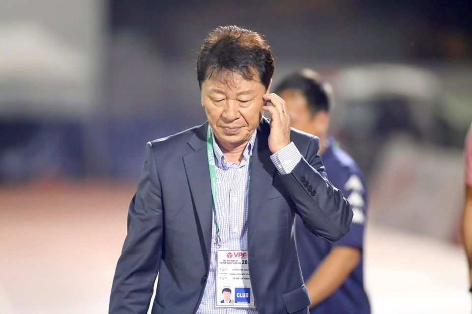 Ông Chung Hae-seong gặp khó ở cuộc đua vô địch V.League 2020 khi TP.HCM đang gặp khủng hoảng. Ảnh: TP.HCM FC