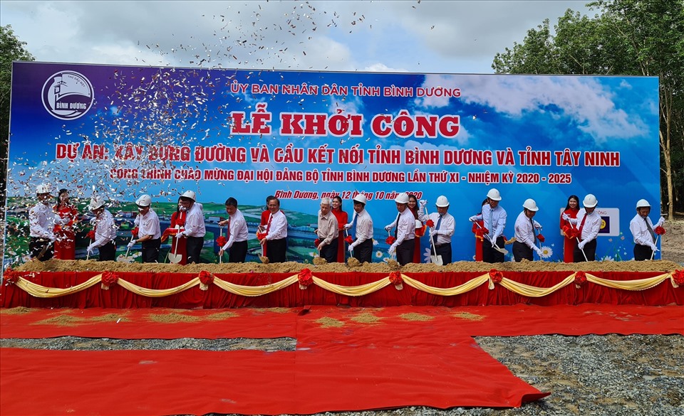Lãnh đạo Bình Dương và Tây Ninh trong lễ khởi công hoàn thành tuyến đường kết nối 2 tỉnh. Ảnh: Đình Trọng