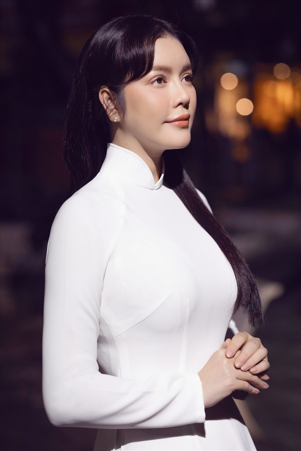 Áo dài trắng tinh khôi luôn là biểu tượng cho vẻ đẹp truyền thống của người Việt Nam. Nếu bạn yêu thích kiểu áo dài này thì chắc hẳn bạn sẽ không muốn bỏ lỡ hình ảnh tuyệt đẹp về áo dài trắng tinh khôi. Hãy cùng khám phá sự tinh tế và thanh lịch trong kiểu áo này!