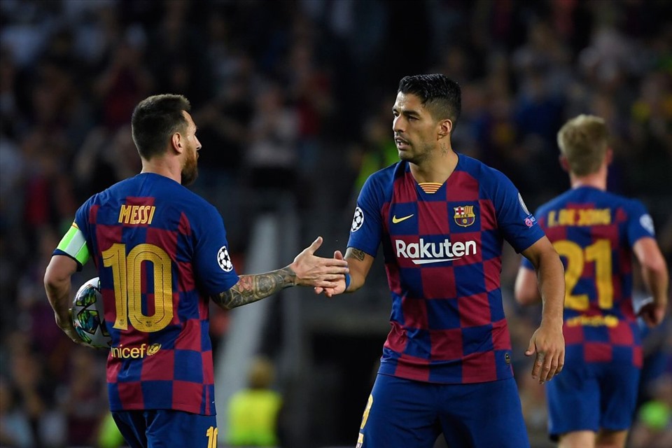 Messi rất không hài lòng với cách Barca đối xử với Luis Suarez. Ảnh: Getty Images