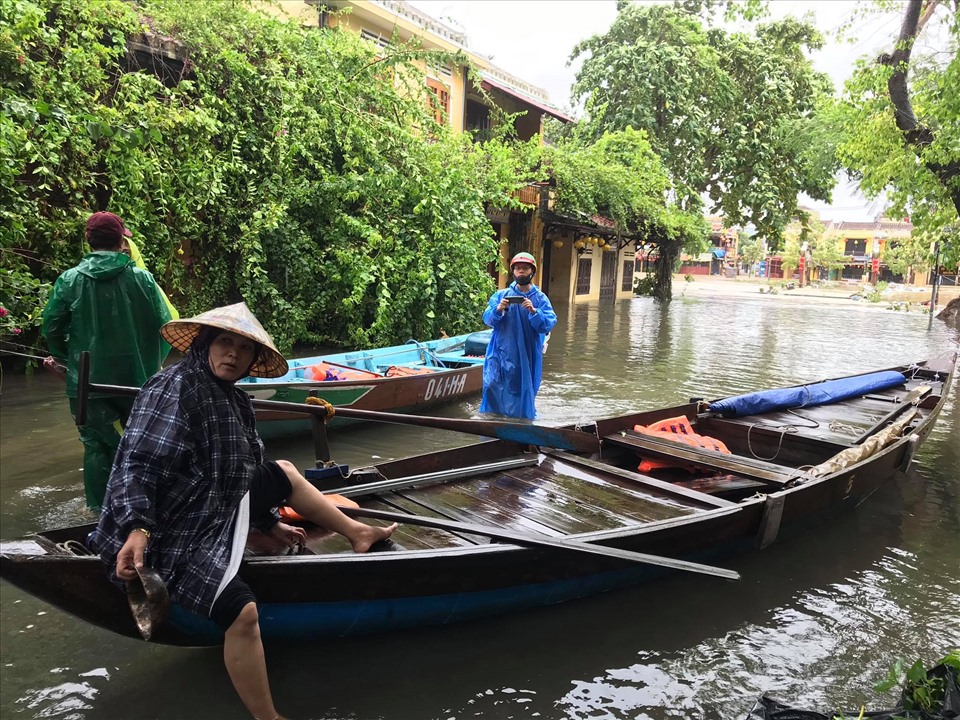 Người dân tranh thủ chèo thuyền đưa du khách trải nghiệm mùa mưa lũ ở Hội An kiếm thêm thu nhập. Ảnh: Mai Hương
