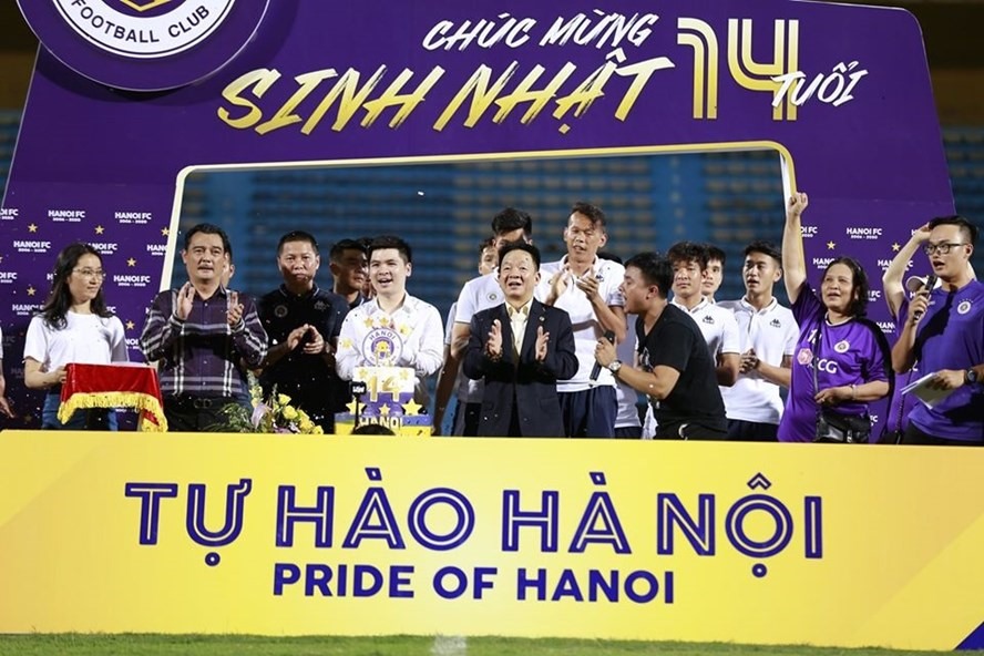 Bầu Hiển mừng sinh nhật lần thứ 14 với Câu lạc bộ Hà Nội. Ảnh: HNFC