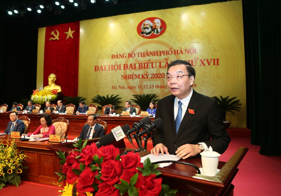 Chủ tịch UBND TP Hà Nội Chu Ngọc Anh báo cáo kết quả Hội nghị lần thứ nhất Ban Chấp hành Đảng bộ thành phố Hà Nội khóa XVII. Ảnh: TTBC