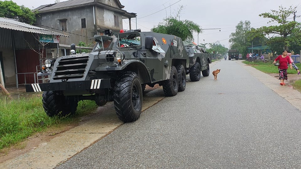 Phương tiện chuyên dụng được điều động vào hiện trường ứng cứu. Ảnh: Phúc Đạt.