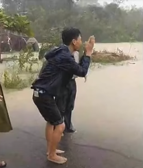 Hình ảnh người chồng gào thảm tên vợ - người sản phụ bị dòng nước dữ cuốn trôi hôm 11.10 tại Thừa Thiên- Huế đánh động tận tận tâm can con người (ảnh chụp từ clip)