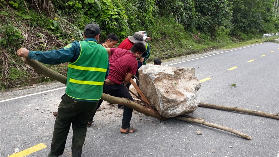 Nhiều ngày qua, đoạn Trường Sơn Đông qua huyện Bắc Trà My do mưa lớn nên xuât hiện tình trạng sạt lở đất đá xuống mặt đường. Để đảm bảo an toàn, Cục Quản lý đường Bộ 3 tổ chức khơi thông đất đá, đảm bảo an toàn cho người đi đường. Ảnh: Hữu Long