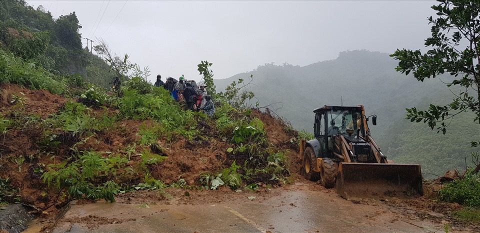 KM 449+100 đoạn quan huyện Tây Giang từ ngày 11 đến nay bị sạt lở cả một quả đồi. Hiện công tác khắc phục hậu quả tại khu vực này vẫn gặp nhiều khó khăn do mưa lớn kéo dài.