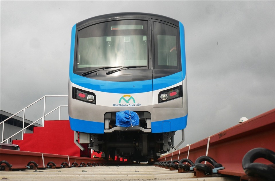 Đoàn tàu metro số 1 vừa về Việt Nam có 3 toa với tổng chiều dài 61,5m, rộng 2,95m. Tốc độ tàu chạy theo thiết kế 80km/h (đoạn hầm) và 110 km/h (đoạn trên cao), khổ đường ray 1,435m.