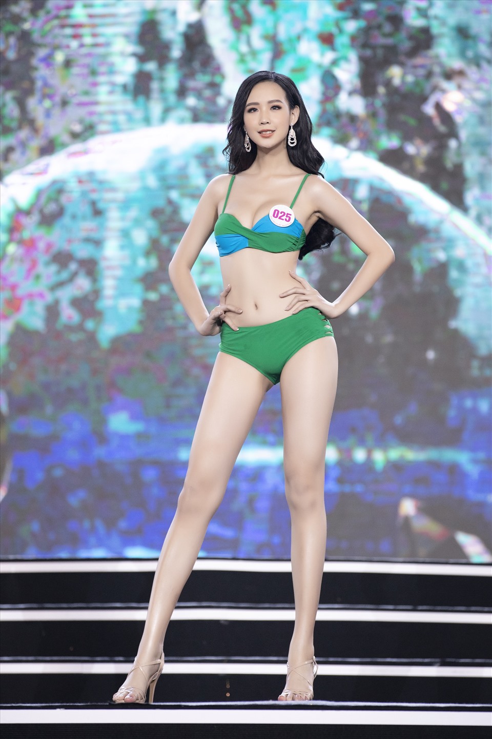 Trong đêm bán kết Hoa hậu Việt Nam 2020 vừa qua, Bảo Ngọc cũng nằm trong top những thí sinh nổi bật nhất. Mặc dù chưa có nhiều kinh nghiệm nhưng nữ sinh Cần Thơ đã làm chủ sân khấu và thể hiện các phần trình diễn khá tốt, không bị mắc lỗi catwalk. Ảnh: Kiếng Cận.