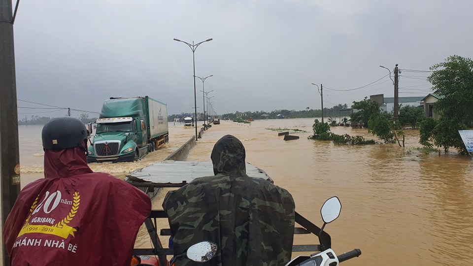 Nhiều ngày qua, người dân sinh sống tại đại bàn Phong Điền và một số địa phương khác tại Thừa Thiên Huế phải di chuyển bằng ca nô, thuyền, hoặc máy cày.