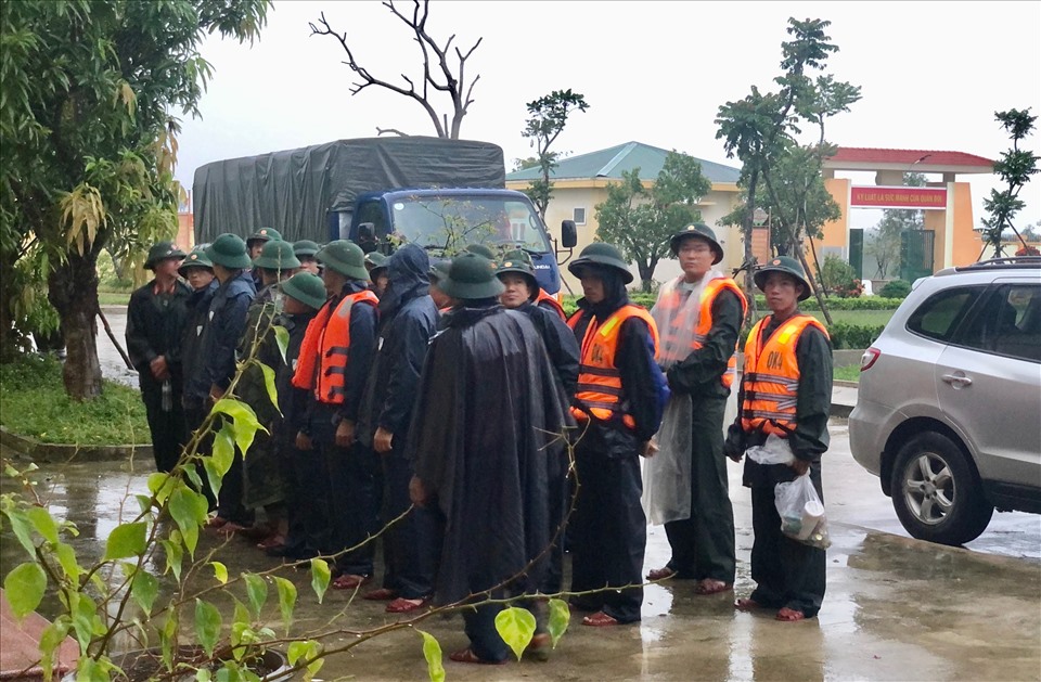 Ban chỉ huy quân sự huyện Phong Điền tiếp tục triển khai các phương án cứu hộ cứu nạn những người mắc kẹt và cung cấp lương thực, thực phẩm vào bên trong khu vực bị ảnh hưởng bởi mưa bão.