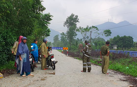 Hiện, lực lượng chức năng của huyện Phong Điền, Tỉnh đội tiếp tục lên đường tiếp tế lương thực cho những người bị kẹt, thực hiện nhiệm vụ mở đường và công tác cứu hộ cứu nạn.