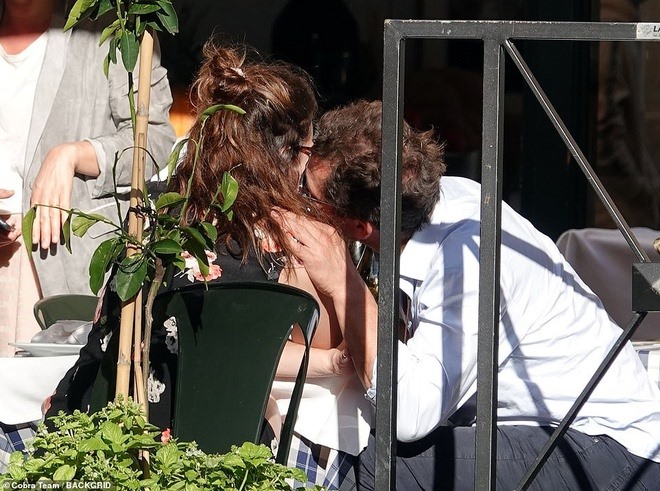 Lily James và Dominic West lộ ảnh hẹn hò tại Rome. Ảnh: Daily Mail.