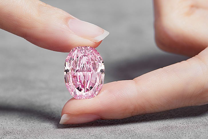 Viên kim cương hồng tím siêu hiếm được mong đợi bán đấu giá 38 triệu USD. Ảnh: CNN