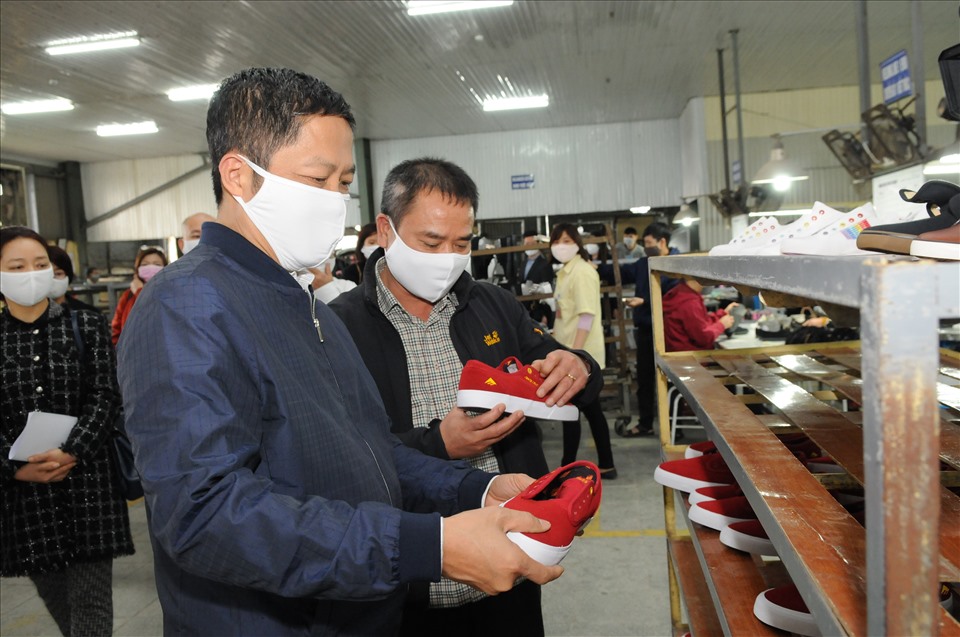 Bộ trưởng Trần Tuấn Anh thăm một cơ sở sản xuất, động viên doanh nhân vượt qua COVID-19. Ảnh: M.Khuyên