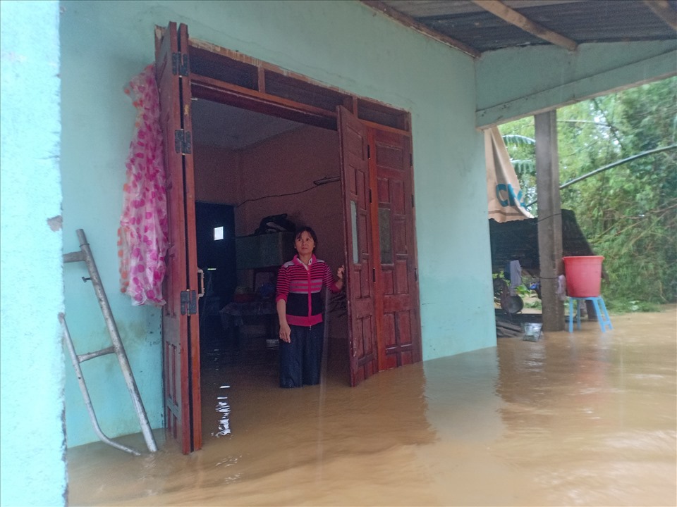 Nhiều hộ gia đình ở xã Hoà Nhơn, huyện Hoà Vang ngập trong nước lũ. Ảnh: H.M
