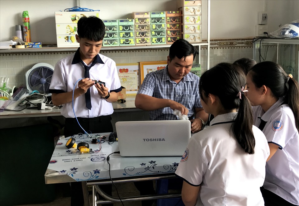 thầy giáo Nguyễn Phúc Thịnh còn là người nhiệt tình hỗ trợ, hướng dẫn nhiều thế hệ học sinh đạt nhiều giải thưởng sáng tạo khoa học kỹ thuật.