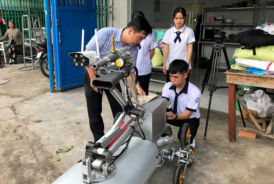 Thầy Thịnh hướng dẫn các em học sinh hoàn thiện robot chữa cháy.