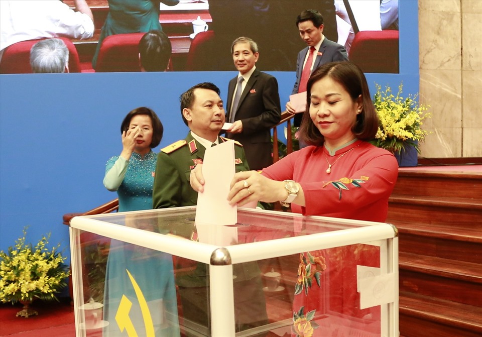 Bà Nguyễn Thị Tuyến tham gia bầu cử. Ảnh: TTBC