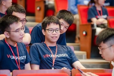 Nguyễn Duy Minh (giữa) từng sẵn sàng “xách vali lên và đi du học”, nhưng kế hoạch đã rẽ hướng mới khi ứng tuyển vào VinUni và nhận học bổng toàn phần chuyên ngành Khoa học Máy tính.
