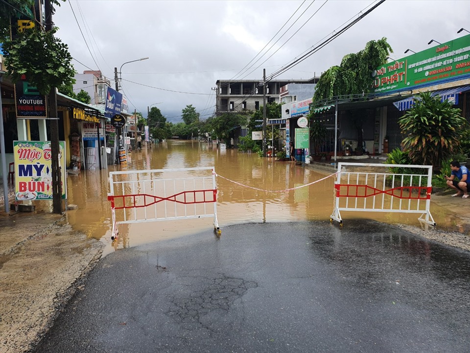 Tuy lượng mưa ở Đà Nẵng đã giảm nhưng do các thủy điện ở khu vực thượng nguồn sông Vu Gia xả lũ khiến nhiều khu vực hạ du ở Đà Nẵng trong đó có huyện Hòa Vang bị ngập lụt. Ảnh: Hữu Long