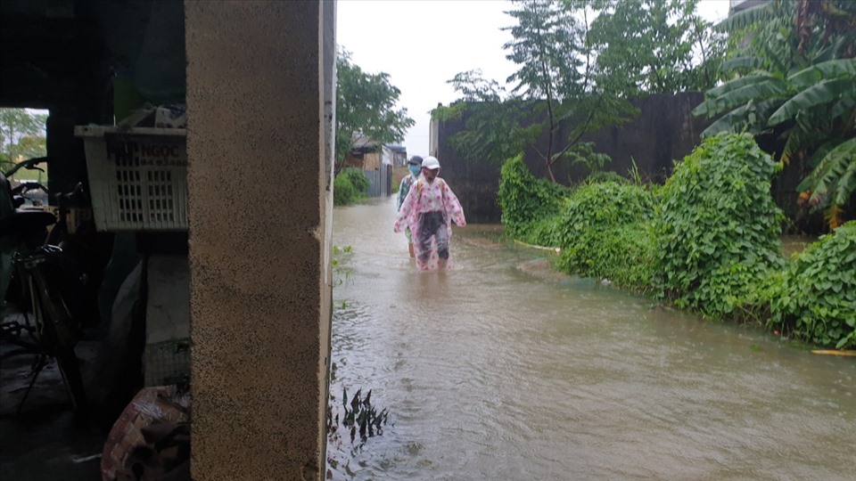 Thôn Quang Nam 2 và 5 bị ngập lụt thường xuyên do nằm ở vùng trũng và bị bao vây bởi nhiều dự án xây dựng. Ảnh: Hữu Long
