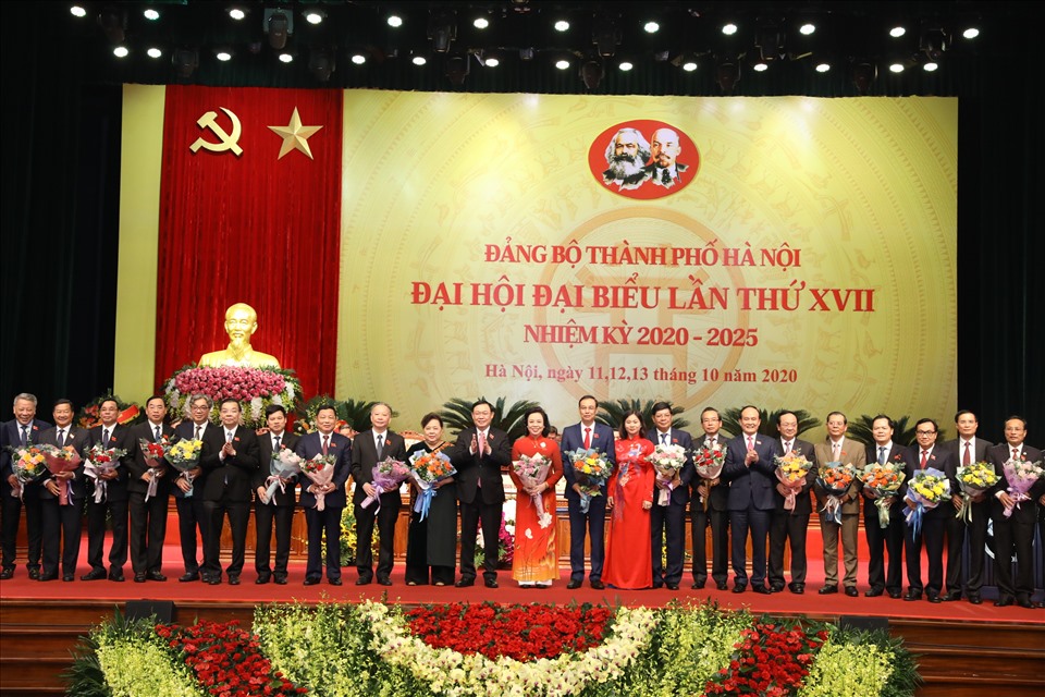 Ban Chấp hành Đảng bộ Hà Nội khoá XVII tặng hoa cho các Thành uỷ viên khoá XVI không tái cử. Ảnh: TTBC