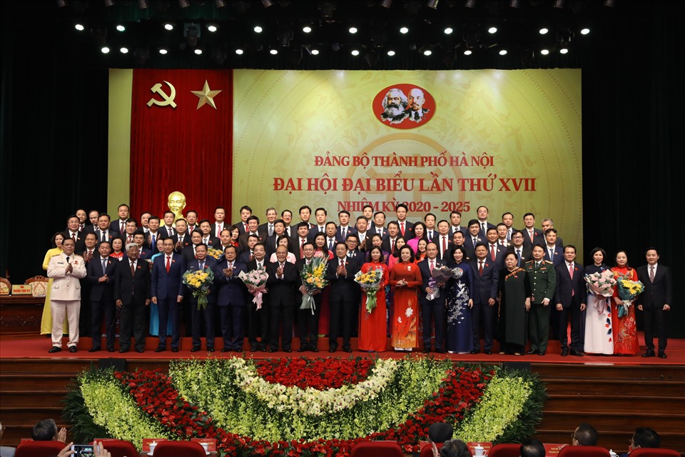 Ban Chấp hành Đảng bộ thành phố Hà Nội khoá XVII ra mắt. Ảnh: TTBC