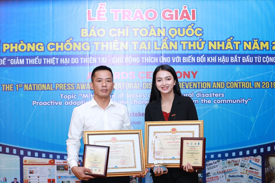 Hai phóng viên Báo lao động nhận giải báo chí toàn quốc về phòng chống thiên tai. Ảnh: Hải Nguyễn