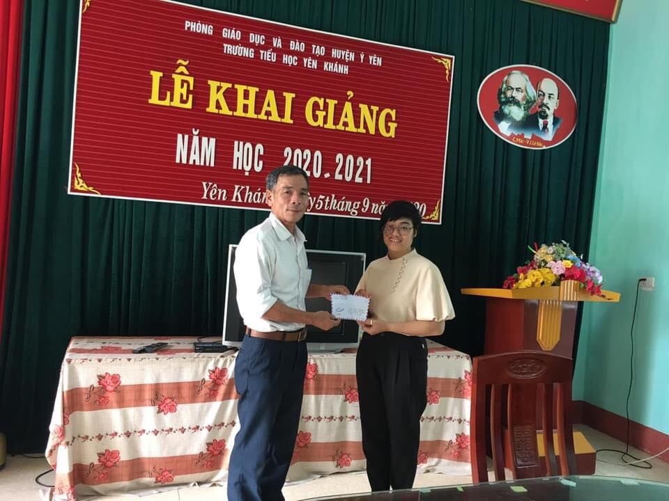Đại diện Trường tiểu học Yên Khánh thay mặt gia đình em Khánh Ngân nhận quà từ quỹ học bổng “Mầm và những người bạn”. Ảnh: NVCC