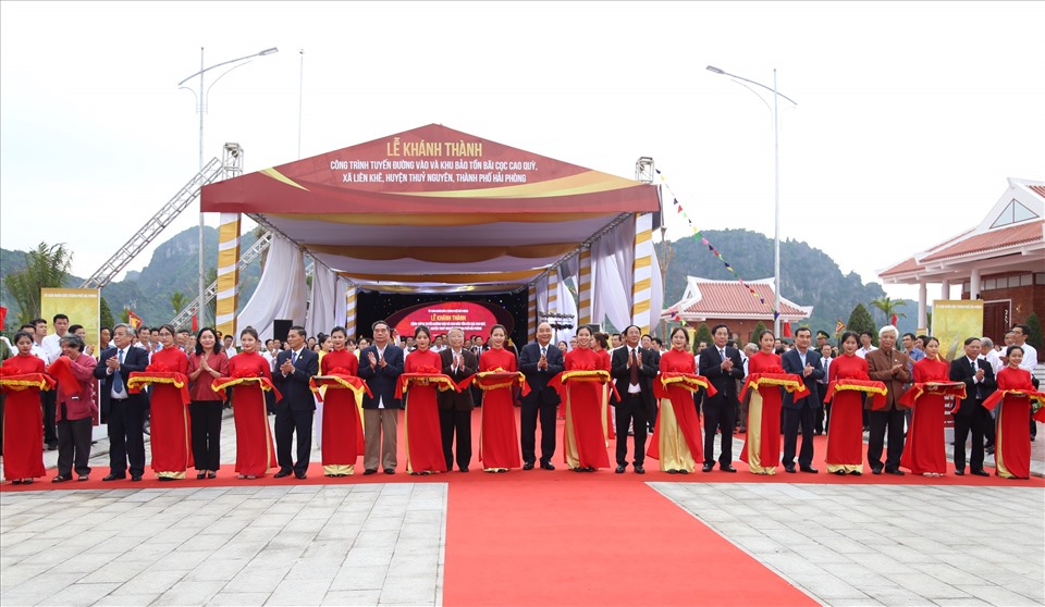 Thủ tướng cắt băng khánh thành Tuyến đường vào và Khu bảo tồn bãi cọc Cao Quỳ chiều 13.10 - ảnh HH