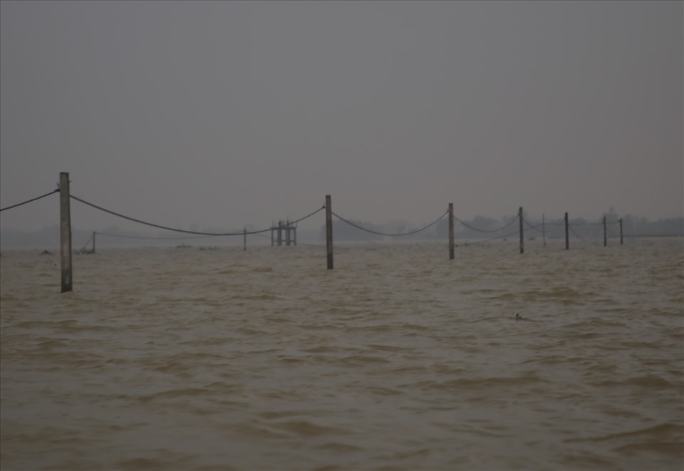 Nước lũ ngập khắp nơi ở huyện Hải Lăng. Ảnh: Hưng Thơ.