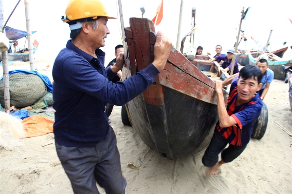Ngư dân tại TP. Sầm Sơn (Thanh Hóa) hối hả đưa thuyền lên bờ để chống bão số 7. Ảnh: Q.D