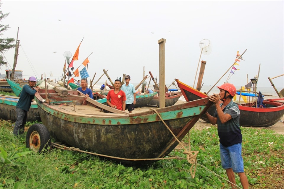 Người dân Sầm Sơn khẩn trương đưa thuyền lên bờ. Ảnh: Q.D