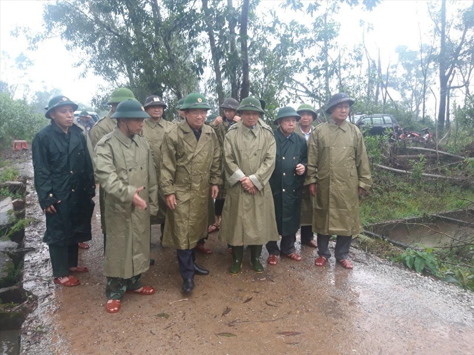 Phó Thủ tướng Trịnh Đình Dũng và các lực lượng tham gia cứu hộ, cứu nạn. Ảnh: CATTH.