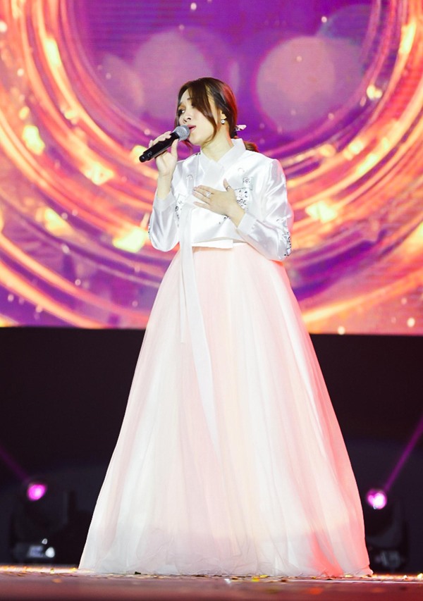 Mỹ Tâm diện hanbook hát tại show diễn ở Hàn. Ảnh: NSCC