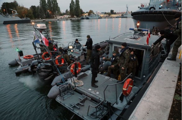 Hải quân Ba Lan chuẩn bị tháo ngòi nổ “quả bom động đất” từ Thế chiến 2 ở kênh đào Piast tại Ba Lan. Ảnh: AFP