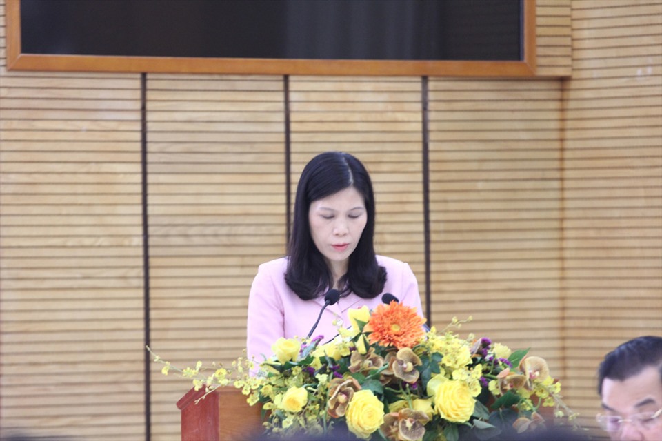 Đại biểu Trần Thị Phương Hoa báo cáo về việc trả lời kiến nghị cử tri sau kỳ họp 9. Ảnh T.Vương