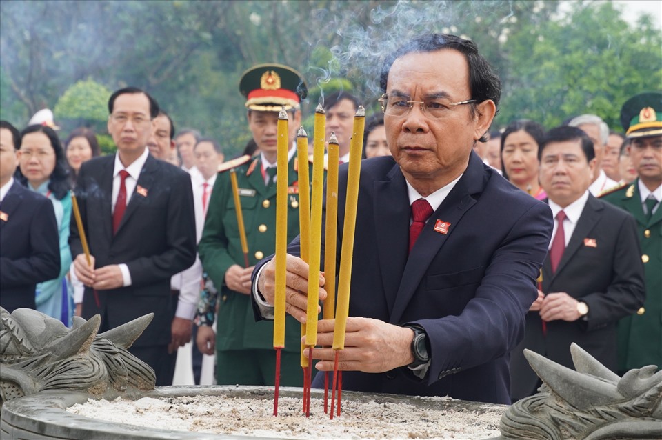 Đồng chí Nguyễn Văn Nên, Bí thư Trung ương Đảng dâng hương tại Nghĩa trang Liệt sĩ TPHCM