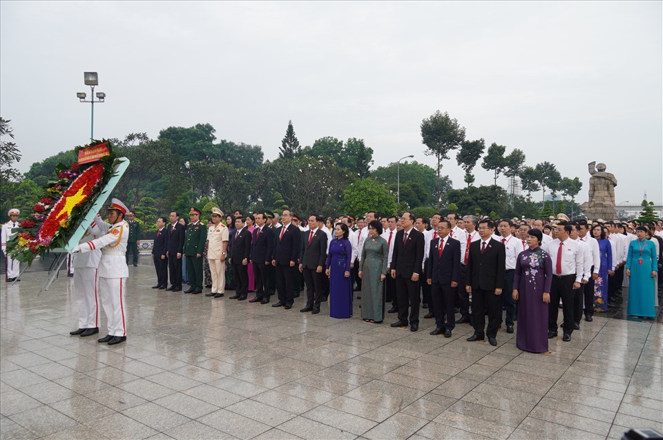 Đoàn đại biểu dự Đại hội đại biểu Đảng bộ TPHCM lần thứ XI dâng hương các Anh hùng Liệt sĩ, tưởng nhớ Chủ tịch Hồ Chí Minh.