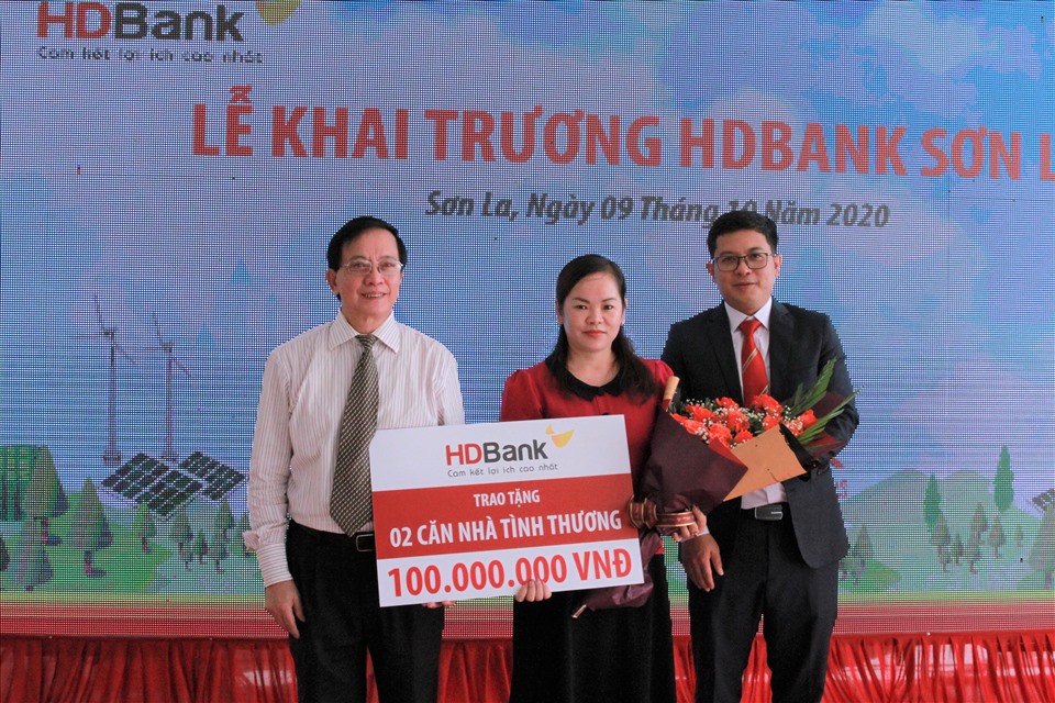 HDBank dành tặng 2 căn nhà tình thương cho hộ gia đình có hoàn cảnh khó khăn tại địa phương. Nguồn: HDBank