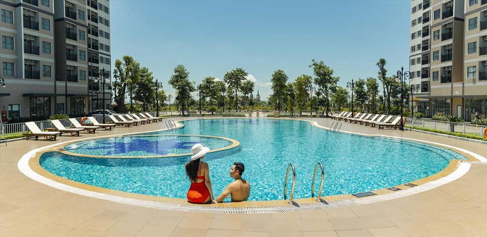 Bể bơi rộng tới 1000m2 ngay dưới chân tòa nhà mang tới đặc quyền thư giãn cao cấp “như resort” chưa từng có tại Hà Tĩnh cho cư dân C2.