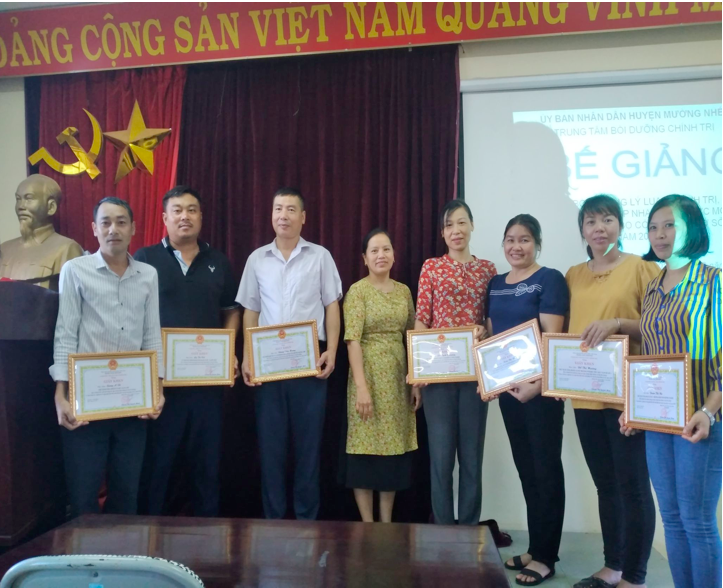 7 học viên được Giám đốc Trung tâm chính trị tặng giấy khen. Ảnh: Chu Hiền