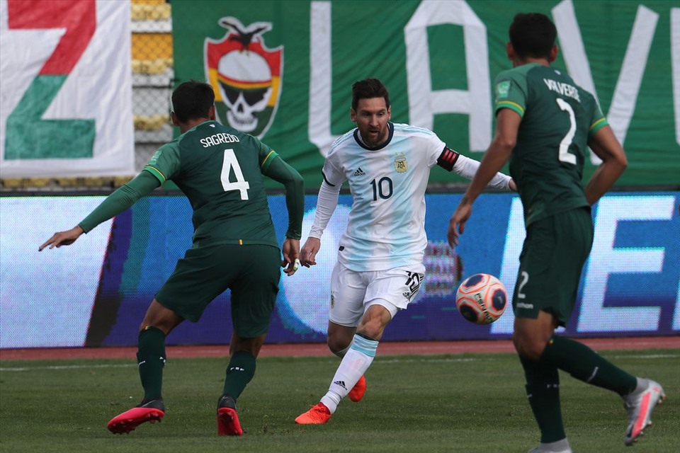 Lionel Messi và các đồng đội gặp rất nhiều khó khăn trước Bolivia. Ảnh: Getty Images