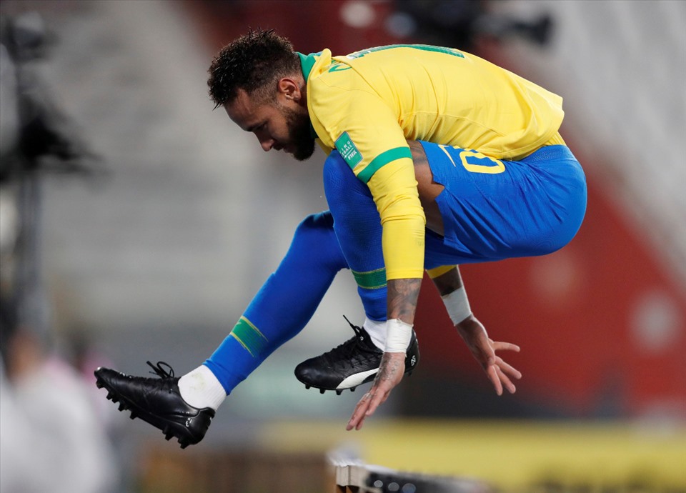 Neymar có thể vượt về số bàn thắng nhưng không thể trở nên vĩ đại hơn “Người ngoài hành tinh“. Ảnh: Getty Images