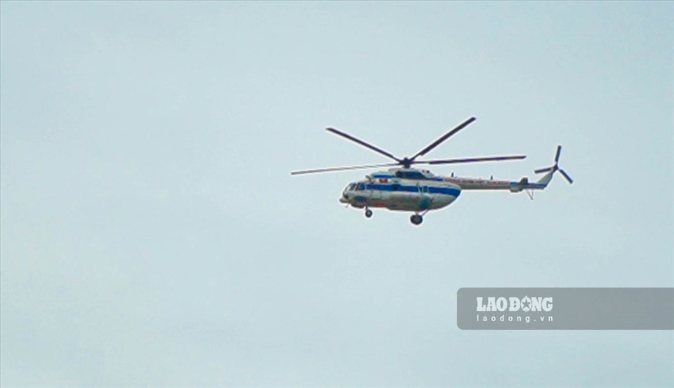Sau khi thị sát địa hình và thả hàng cứu trợ, một chiếc trực thăng của Sư đoàn 372 rời khu vực Rào Trăng 3, trở lại sân bay Phú Bài.