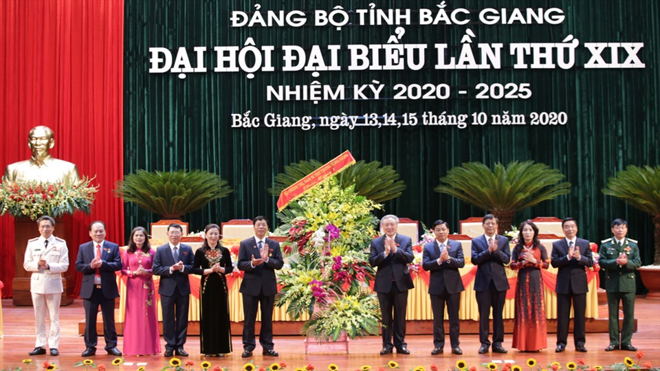 Chánh án Tòa án nhân dân Tối cao Nguyễn Hòa Bình tặng hoa chúc mừng Đại hội.