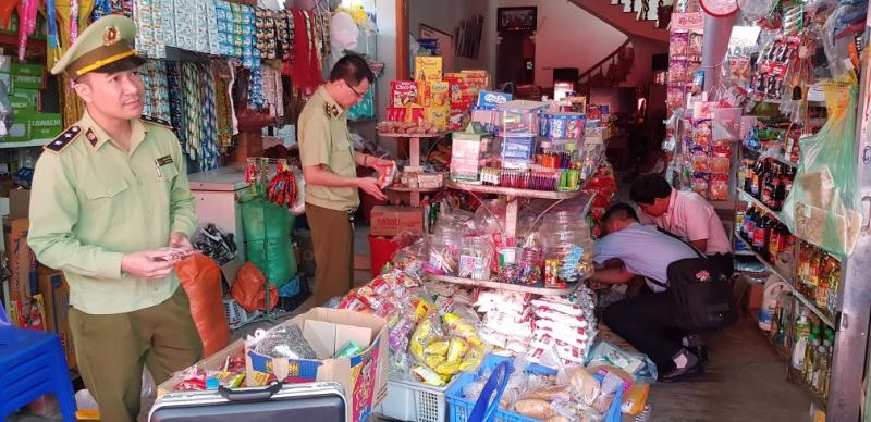 Lực lượng QLTT tỉnh Lạng Sơn phát hiện hàng trăm chiếc bánh nướng quá hạn. Ảnh: DMS