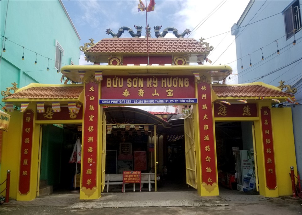 Chùa Đất Sét đã có khoảng 200 năm, với bốn đời gia tộc họ Ngô phát tâm tu tại gia.