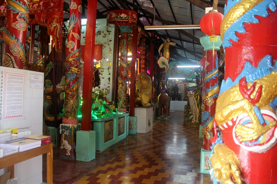 Hơn 40 năm miệt mài đắp tượng, ông đã để lại gần 2000 tác phẩm tượng hoàn toàn bằng đất sét, mỗi tượng đều mang một phong cách và sắc thái riêng.